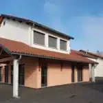 batiment de la mfr rhone avec toiture tuiles et facade orang