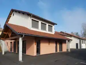 batiment de la mfr rhone avec toiture tuiles et facade orang