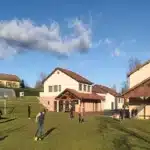batiments de la mfr rhone jeunes jouant au football sur un t