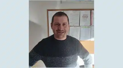 christophe brossard mfr rhone souriant devant un panneau d a