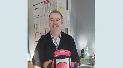 jean chassignol membre de l equipe mfr rhone avec un robot r
