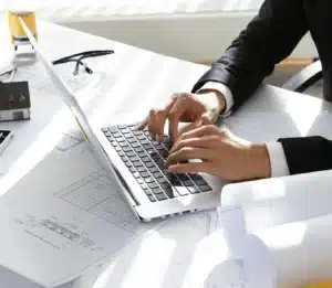 mains sur clavier d ordinateur portable plans d architecte m