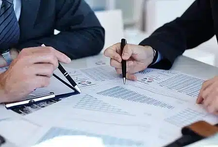 mfr rhone equipe analysant des documents et graphiques lors
