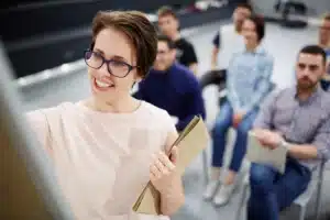 mfr rhone equipe en formation une femme souriante devant un