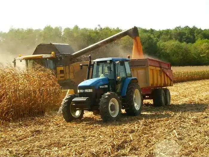 mfr rhone moissonneuse batteuse decharge mais dans remorque