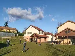 mfr saint romain de popey eleves sur terrain herbeux devant