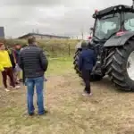 mfr saint romain de popey groupe d eleves devant un tracteur