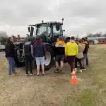 mfr saint romain de popey groupe devant un tracteur chez con 2