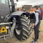 mfr saint romain de popey groupe devant un tracteur lors de 1