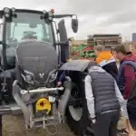 mfr saint romain de popey groupe observant un tracteur chez