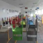 salle de la mfr rhone avec tables et chaises colorees empile