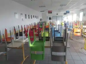 salle de la mfr rhone avec tables et chaises colorees empile