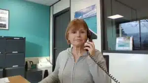 sylvie ribeyron de la mfr rhone au telephone dans un bureau 1