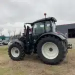 tracteur noir devant l atelier de la concession frediere a s