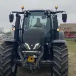 tracteur noir valtra deux personnes dans la cabine mfr saint